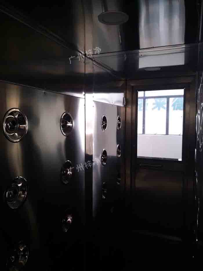 門禁刷卡風(fēng)淋室內(nèi)結(jié)構(gòu)整個產(chǎn)品外形板材采用304不銹鋼板材沖壓成型，防銹、堅(jiān)固耐用