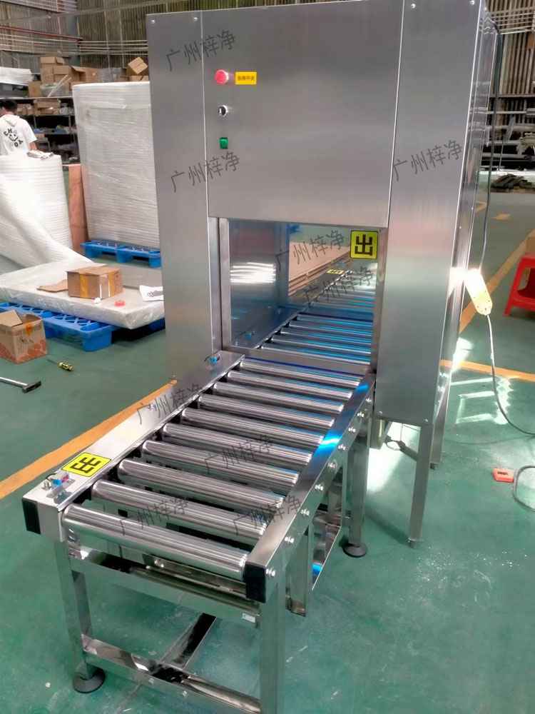 將需要傳遞的物品放置在輸送線傳遞窗的指定位置，確保物品穩固。