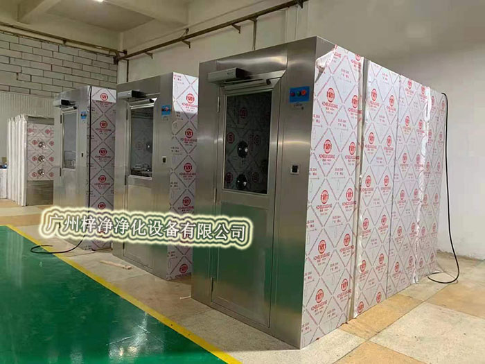 風淋室通過高速氣流將塵埃吹離工作人員的衣物和頭發,有效降低了進入潔凈室內的塵埃量,從而維護了潔凈室內的空氣質量。 風淋室通過高速氣流將塵埃吹離工作人員的衣物和頭發,有效降低了進入潔凈室內的塵埃量,從而維護了潔凈室內的空氣質量。
