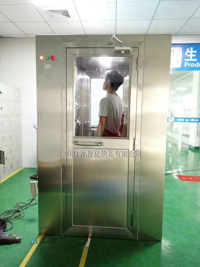 風(fēng)淋室主要是人員或物品的表面除塵，常用于潔凈室的入口處。