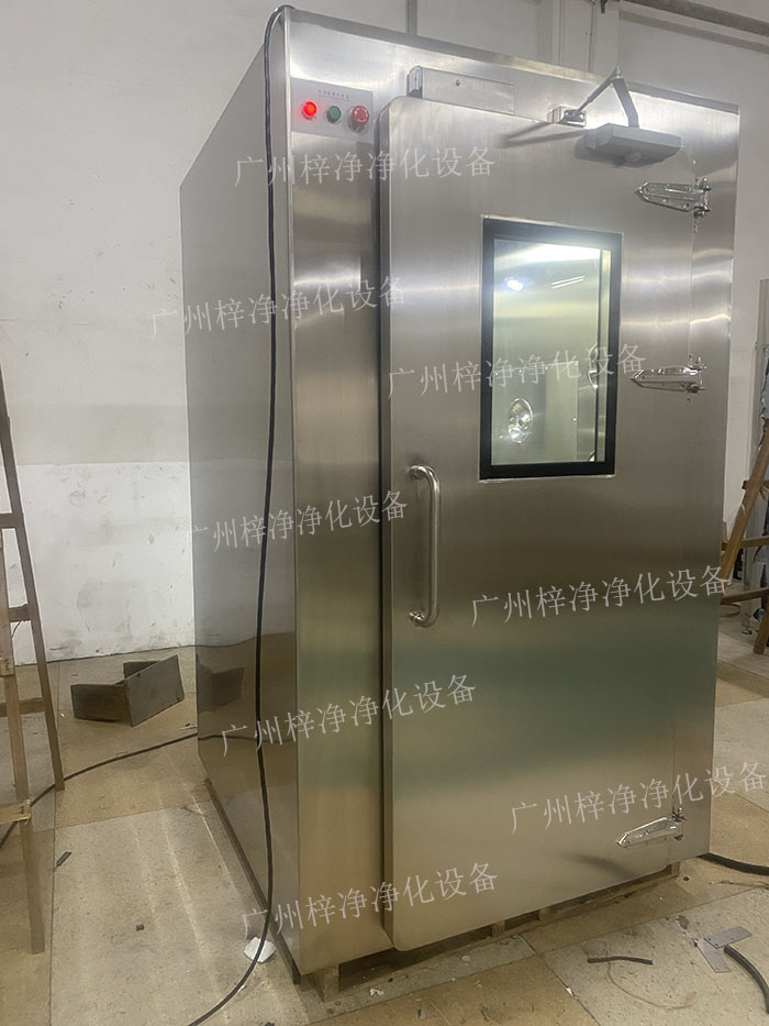 高端滿焊風(fēng)淋室采用滿焊接工藝,無縫連接,防止塵埃進(jìn)入,確保潔凈室的空氣質(zhì)量。 高端滿焊風(fēng)淋室采用滿焊接工藝,無縫連接,防止塵埃進(jìn)入,確保潔凈室的空氣質(zhì)量。