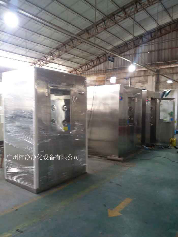 風(fēng)淋室作為保障實驗室及生產(chǎn)環(huán)境潔凈室的關(guān)鍵設(shè)備 風(fēng)淋室作為保障實驗室及生產(chǎn)環(huán)境潔凈室的關(guān)鍵設(shè)備