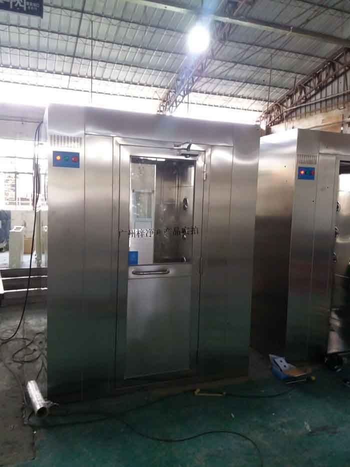 將風(fēng)淋室設(shè)置在緩沖間的入口處 將風(fēng)淋室設(shè)置在緩沖間的入口處